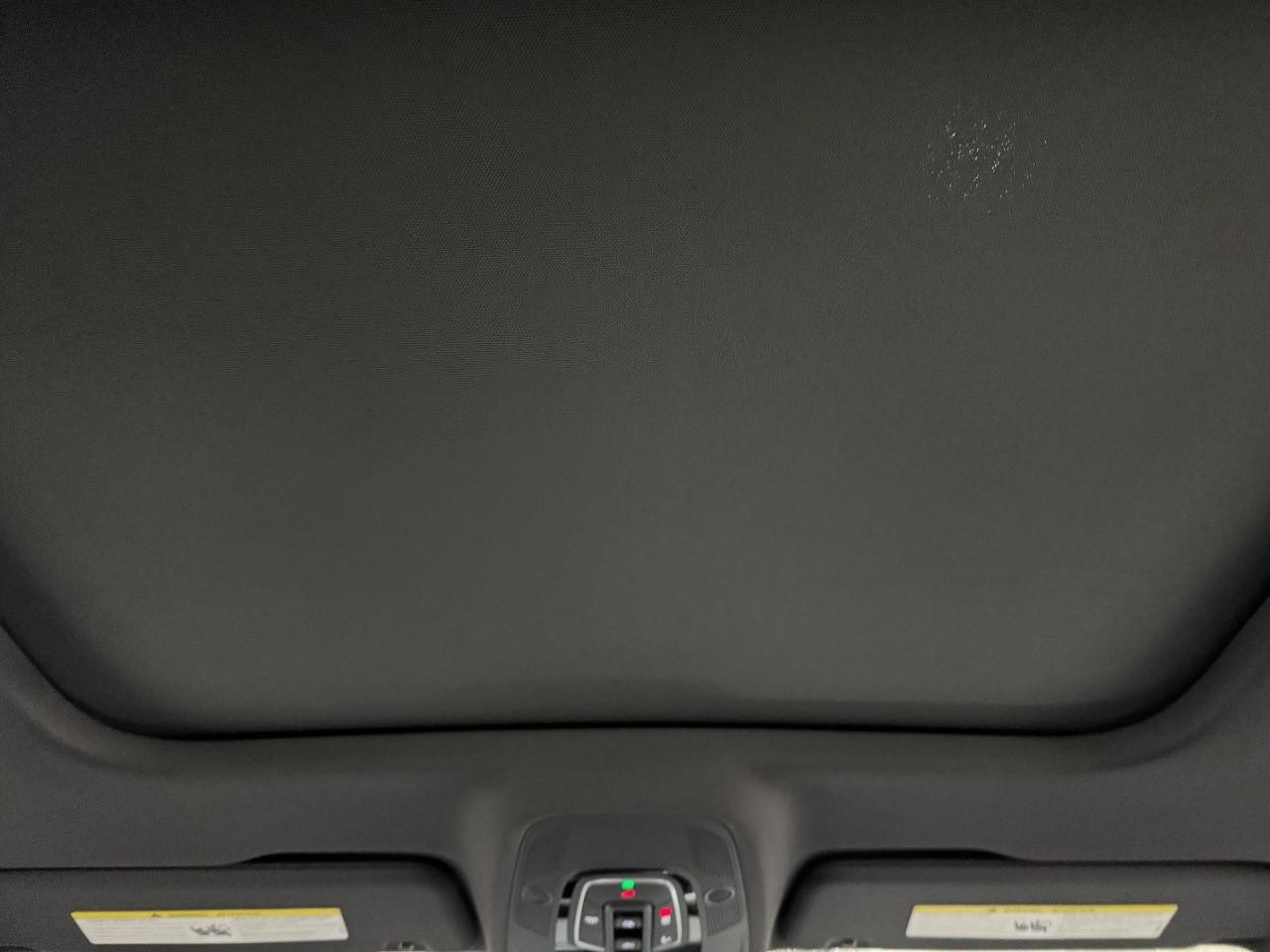 Audi RS 6 Avant Vehicle Full-screen Gallery Image 12