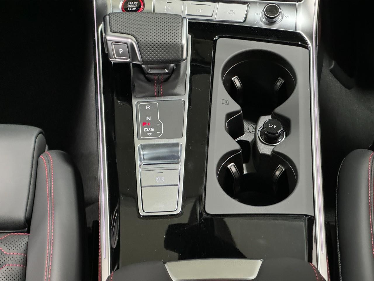 Audi RS 6 Avant Vehicle Full-screen Gallery Image 17