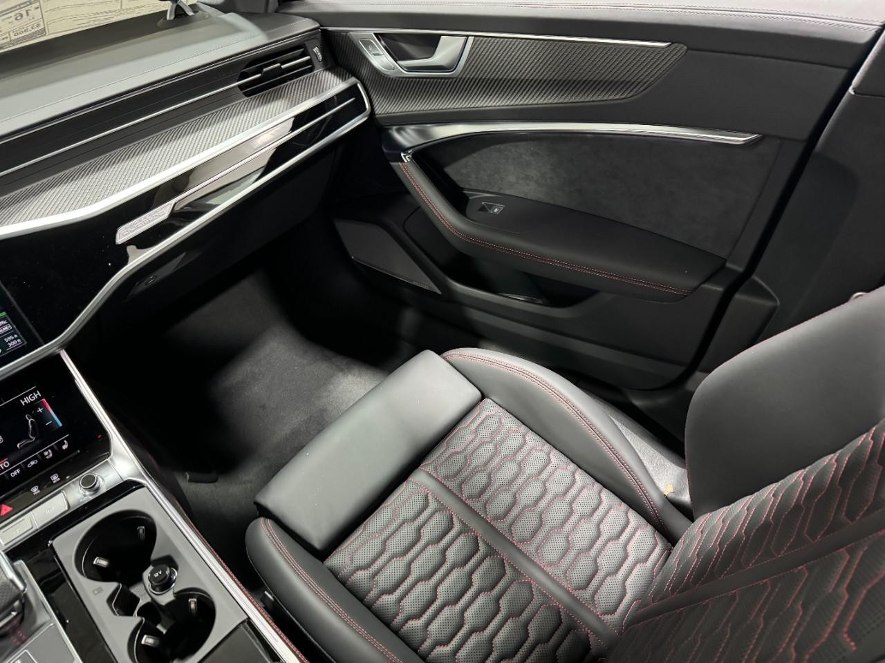 Audi RS 6 Avant Vehicle Full-screen Gallery Image 18