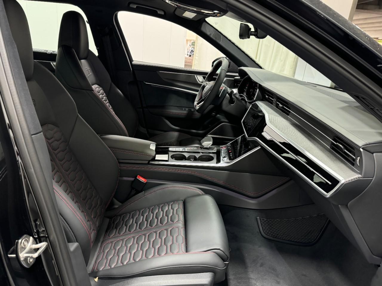 Audi RS 6 Avant Vehicle Full-screen Gallery Image 19