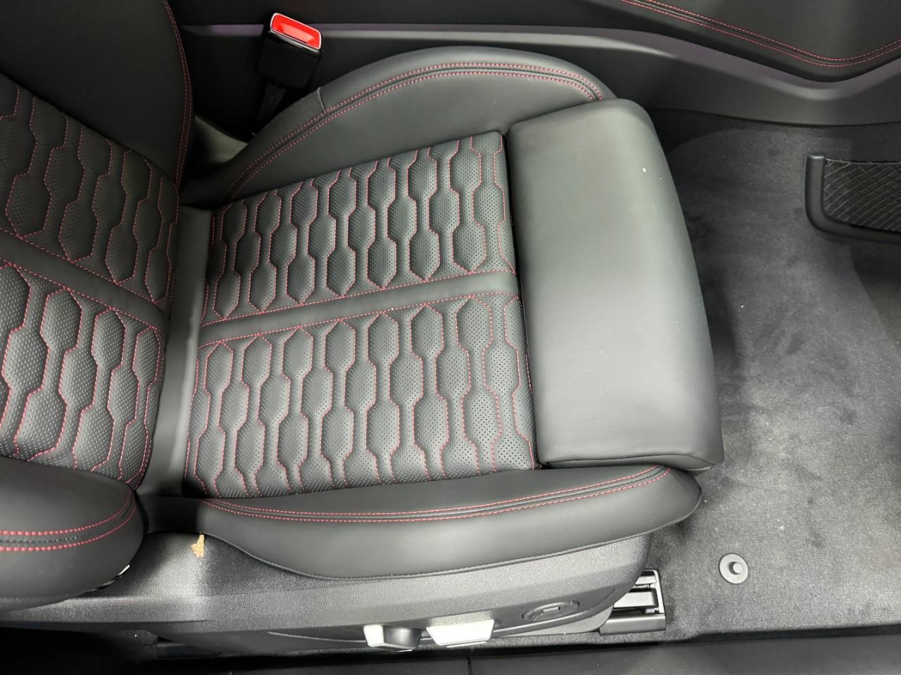 Audi RS 6 Avant Vehicle Full-screen Gallery Image 20