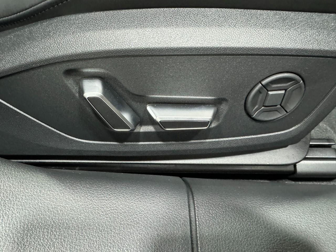 Audi RS 6 Avant Vehicle Full-screen Gallery Image 21