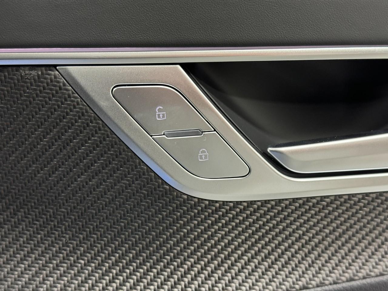 Audi RS 6 Avant Vehicle Full-screen Gallery Image 22