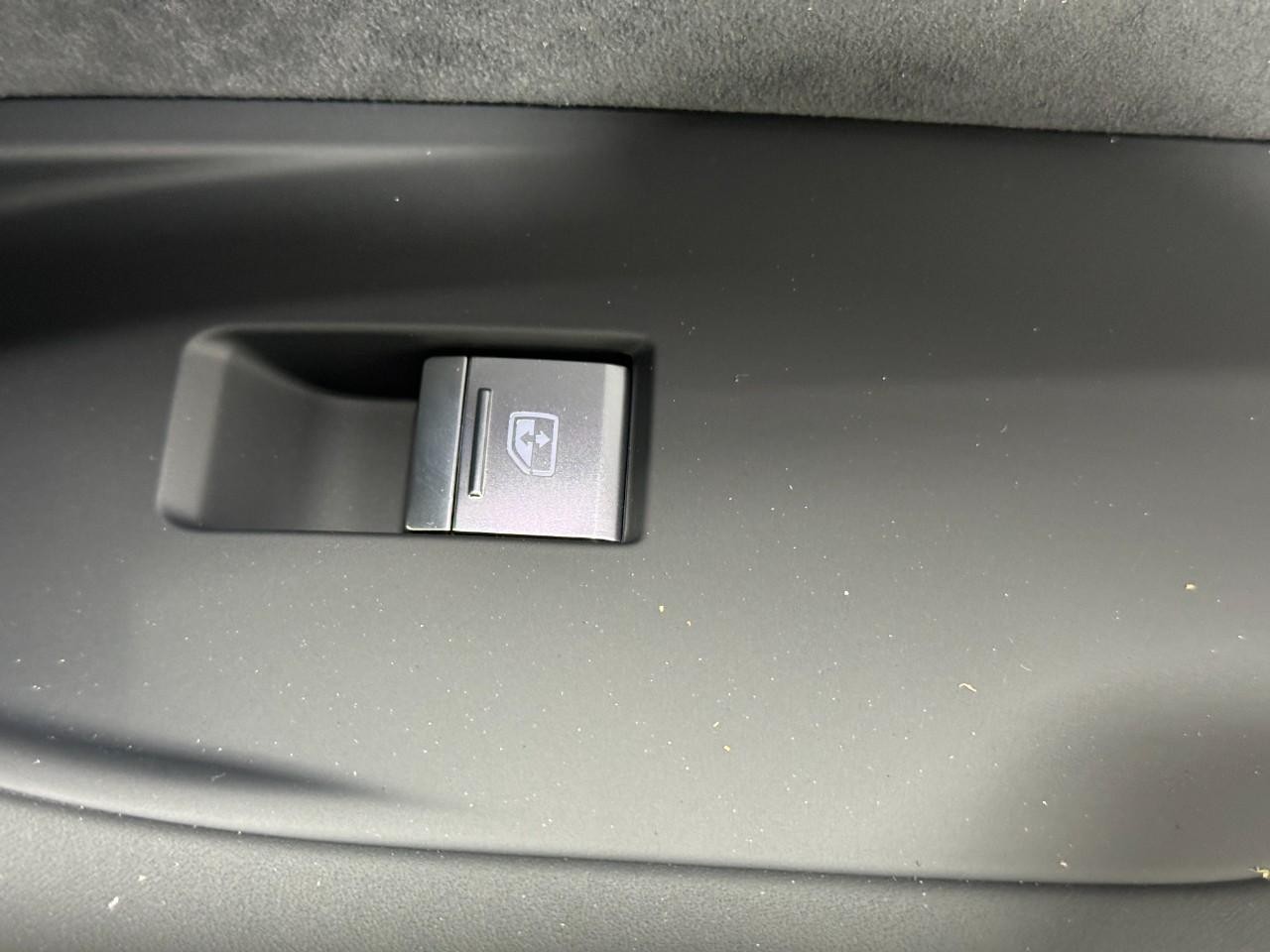 Audi RS 6 Avant Vehicle Full-screen Gallery Image 23