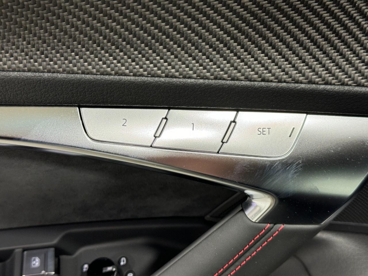 Audi RS 6 Avant Vehicle Full-screen Gallery Image 25