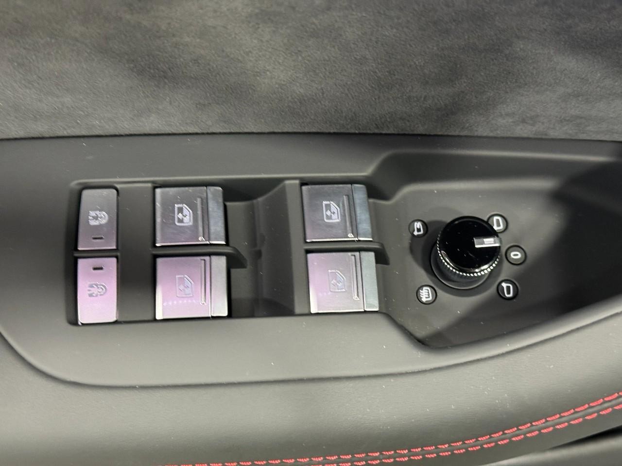 Audi RS 6 Avant Vehicle Full-screen Gallery Image 26