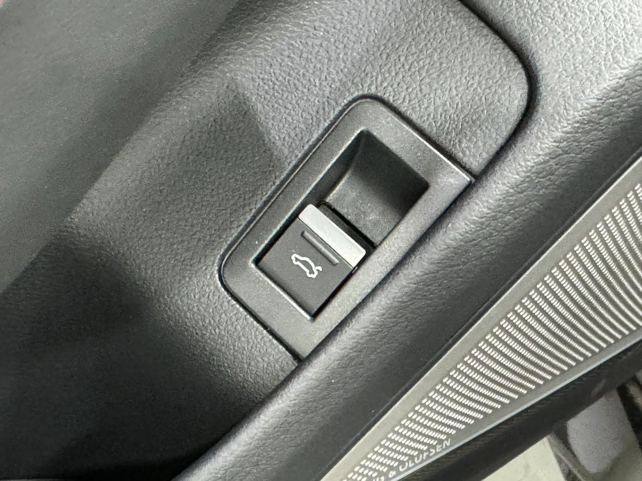 Audi RS 6 Avant Vehicle Full-screen Gallery Image 27