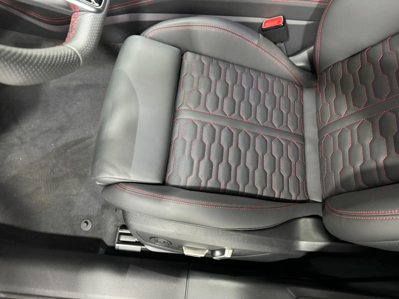 Audi RS 6 Avant Vehicle Full-screen Gallery Image 30