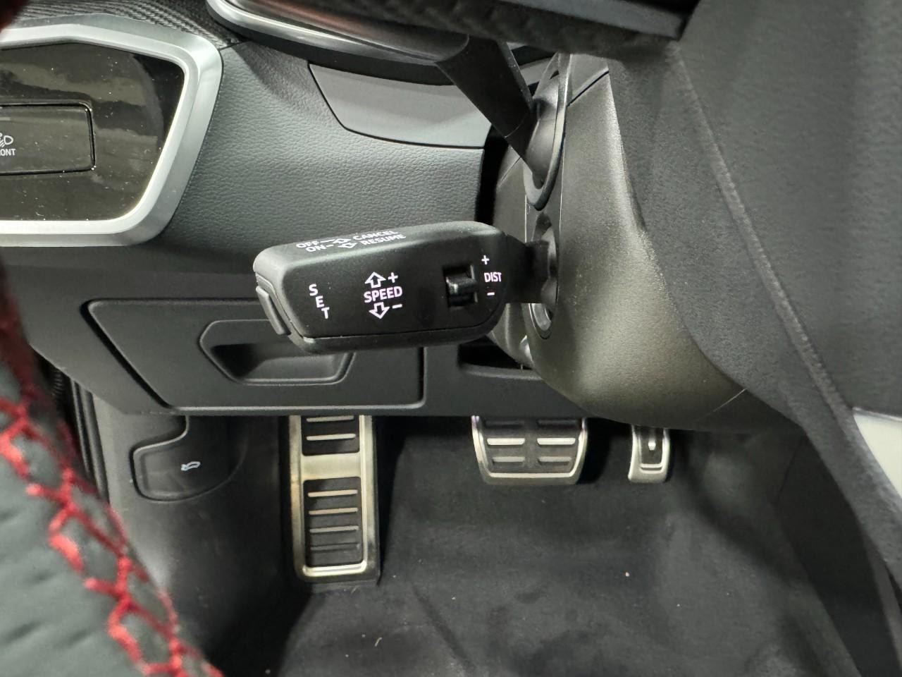 Audi RS 6 Avant Vehicle Full-screen Gallery Image 33