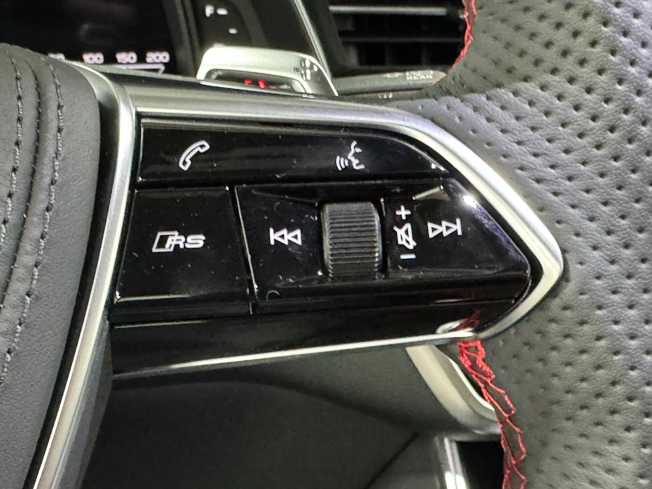 Audi RS 6 Avant Vehicle Full-screen Gallery Image 35