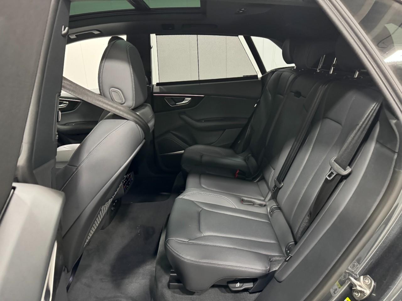 Audi Q8 Vehicle Full-screen Gallery Image 8