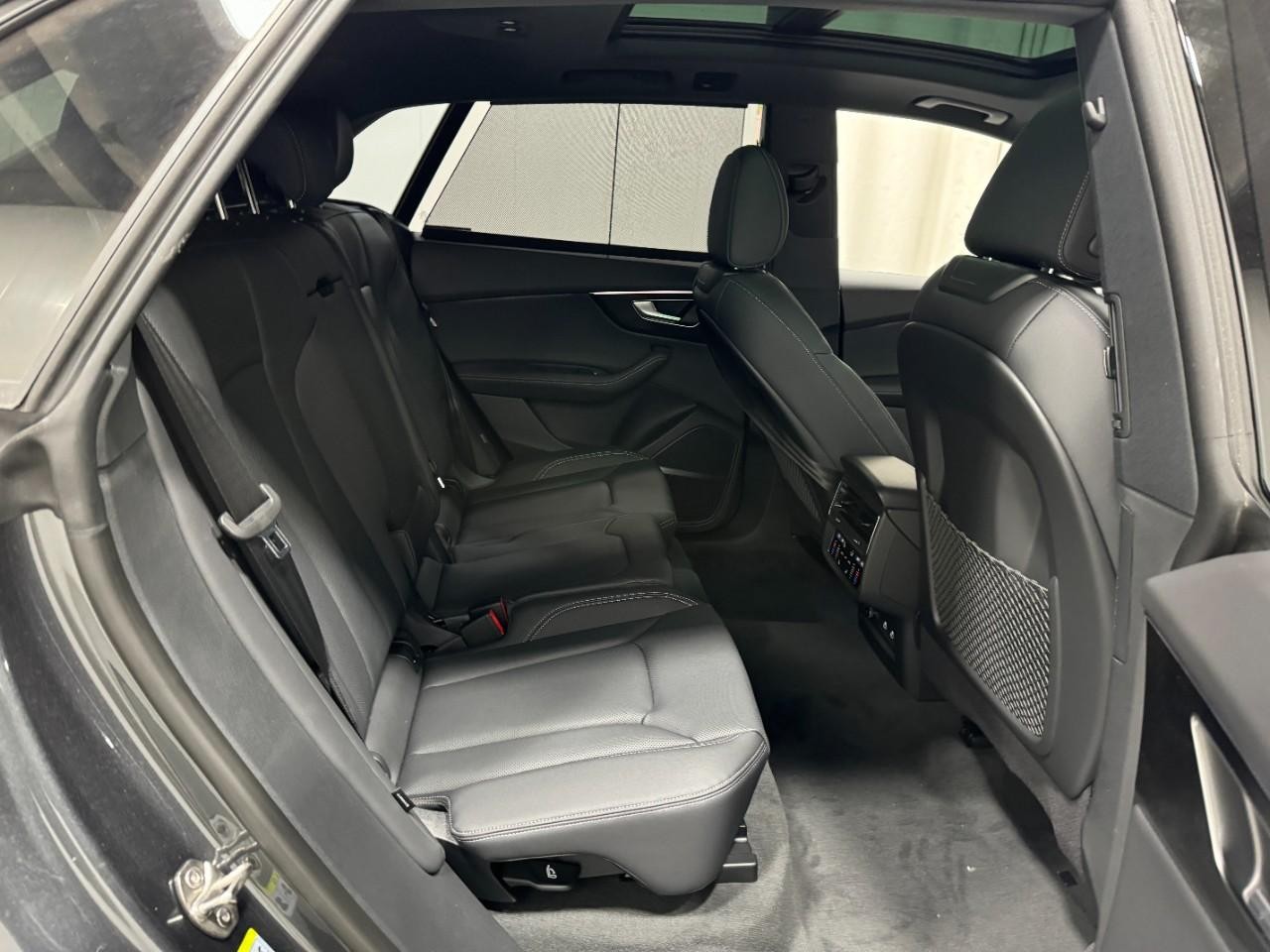 Audi Q8 Vehicle Full-screen Gallery Image 10