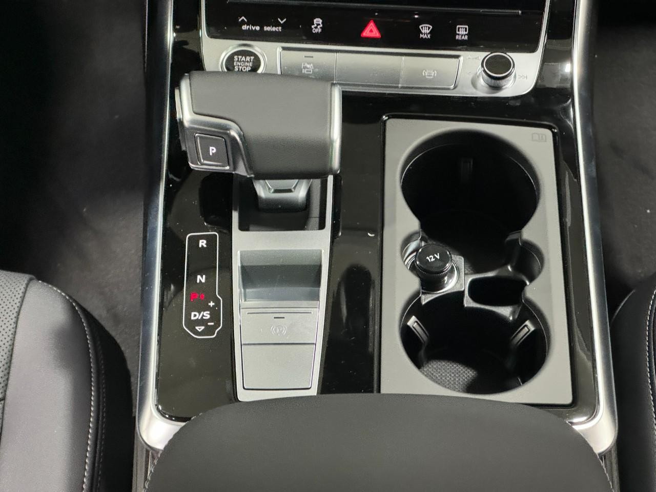 Audi Q8 Vehicle Full-screen Gallery Image 17