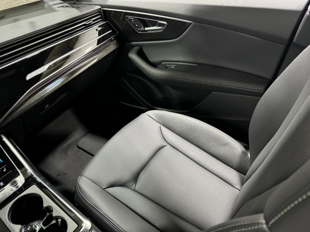 Audi Q8 Vehicle Full-screen Gallery Image 18