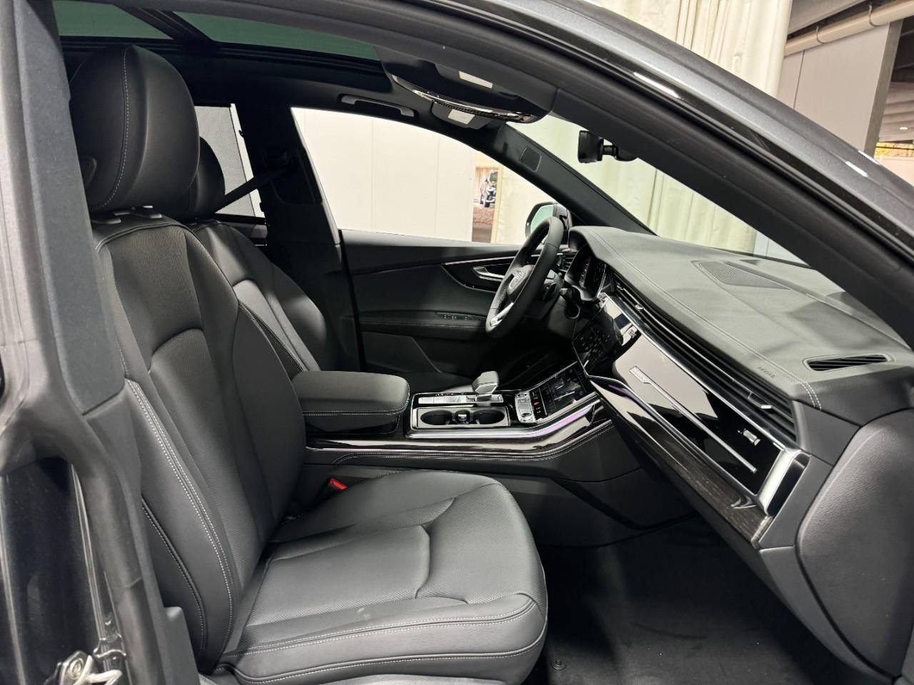 Audi Q8 Vehicle Full-screen Gallery Image 19