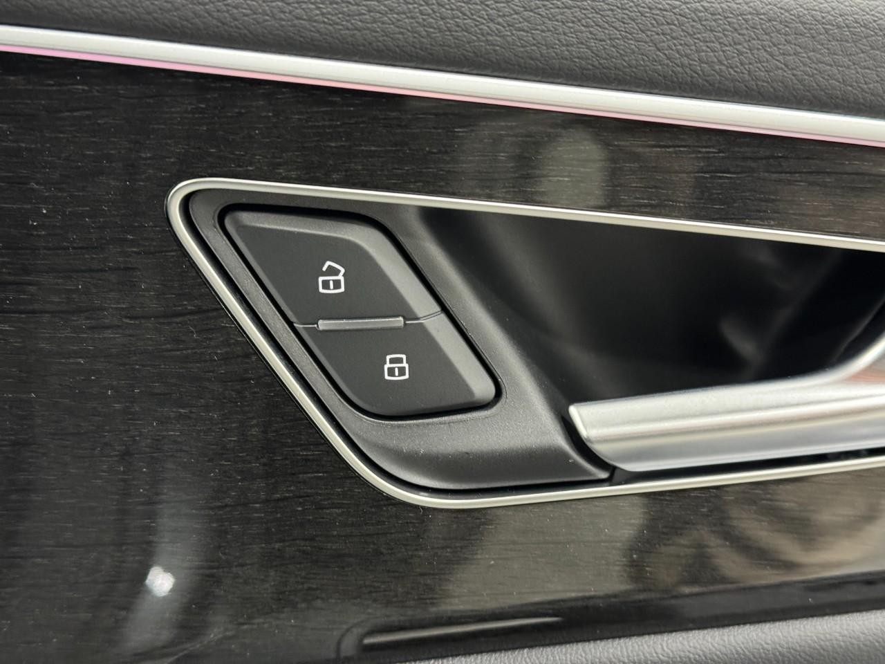 Audi Q8 Vehicle Full-screen Gallery Image 22