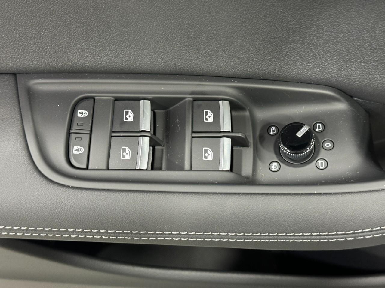 Audi Q8 Vehicle Full-screen Gallery Image 25