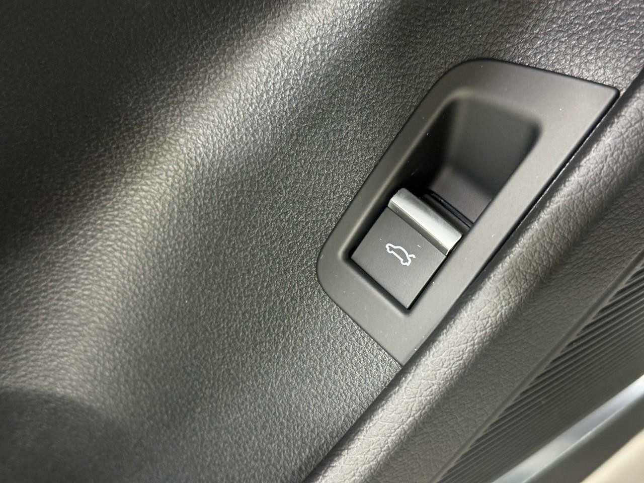 Audi Q8 Vehicle Full-screen Gallery Image 26