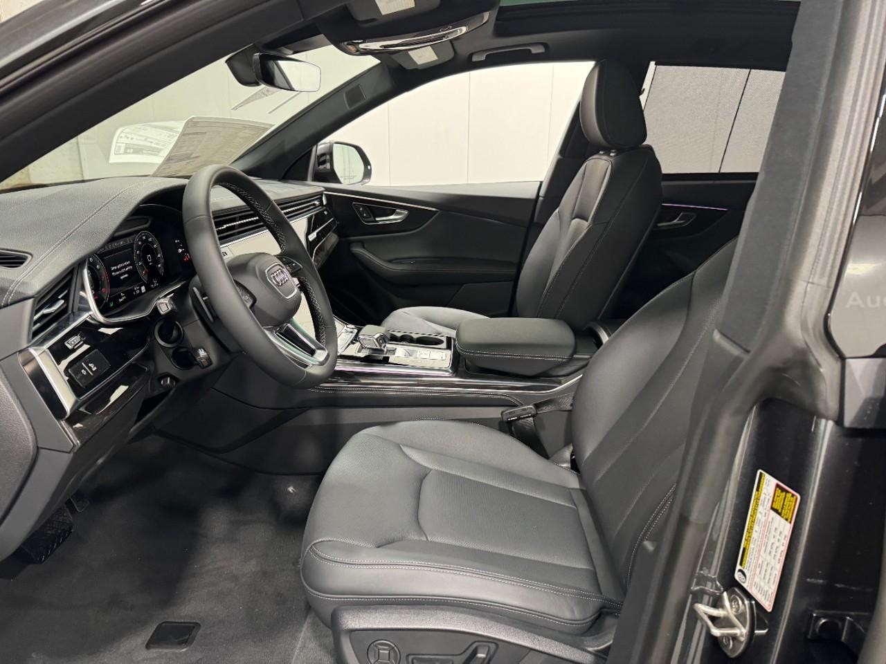 Audi Q8 Vehicle Full-screen Gallery Image 28