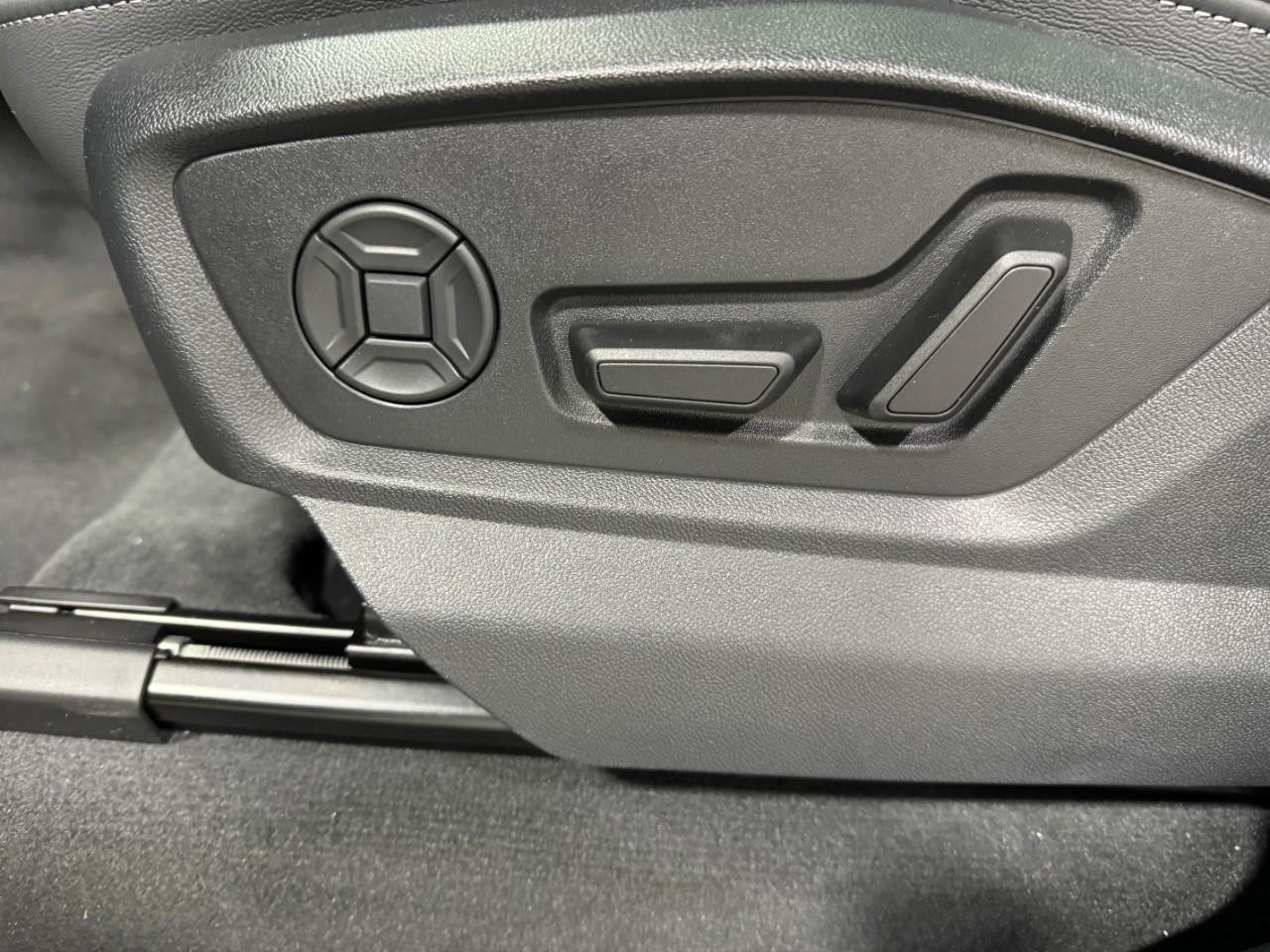 Audi Q8 Vehicle Full-screen Gallery Image 30