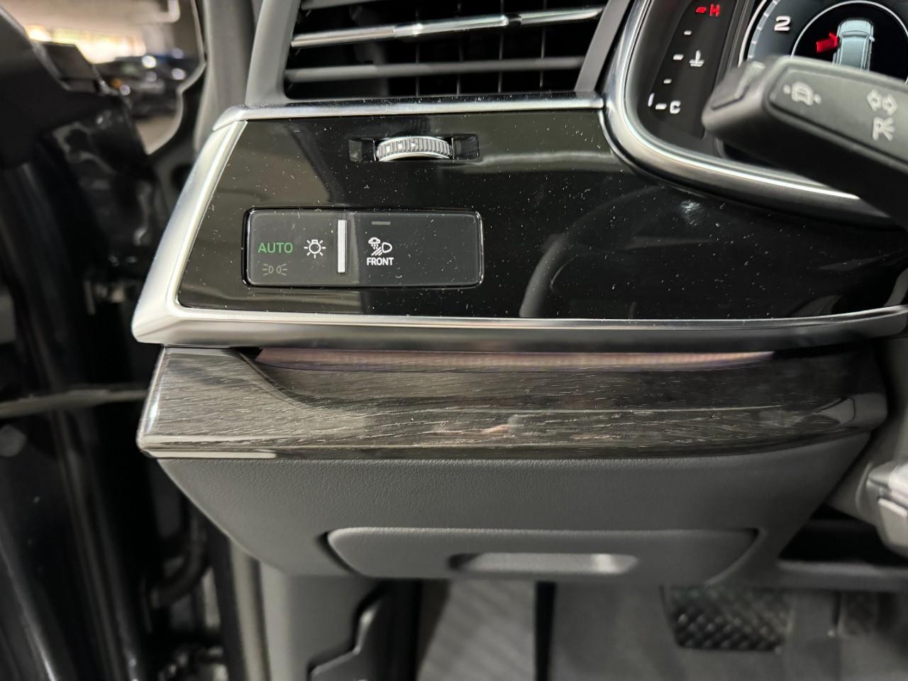 Audi Q8 Vehicle Full-screen Gallery Image 31