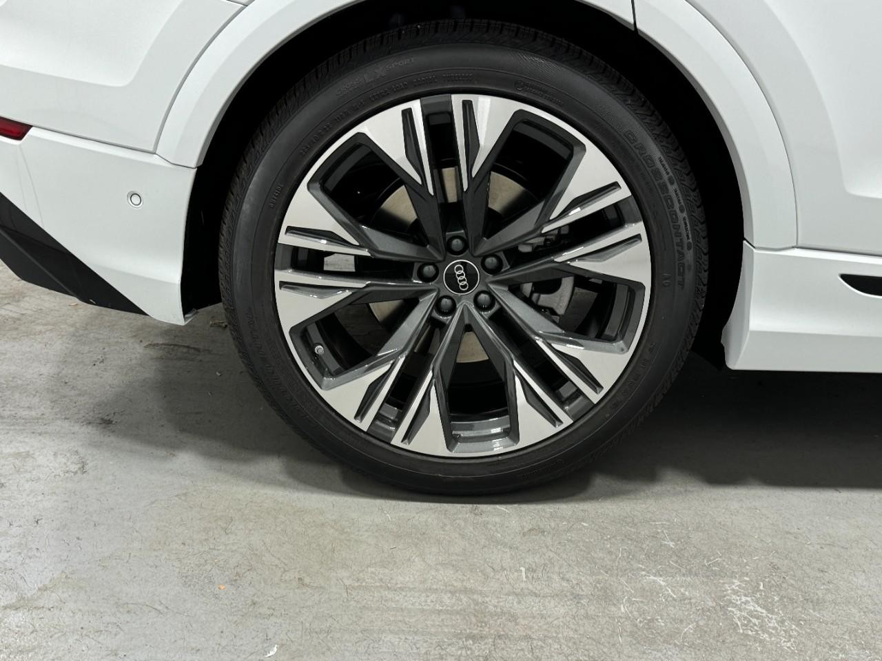 Audi Q8 Vehicle Full-screen Gallery Image 5