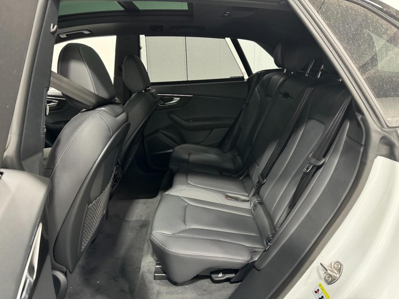 Audi Q8 Vehicle Full-screen Gallery Image 8