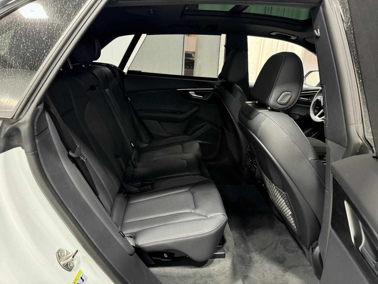 Audi Q8 Vehicle Full-screen Gallery Image 10