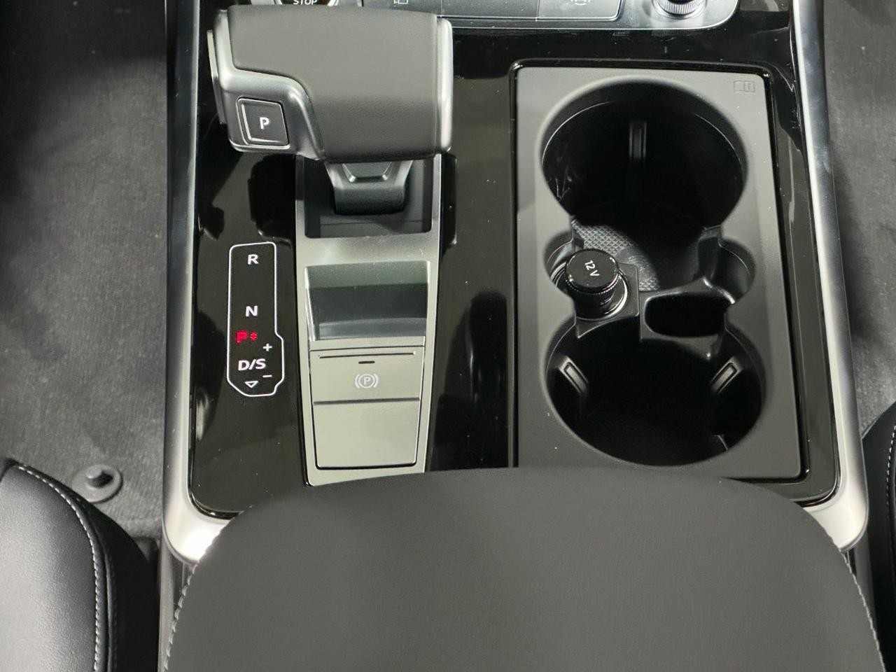 Audi Q8 Vehicle Full-screen Gallery Image 17