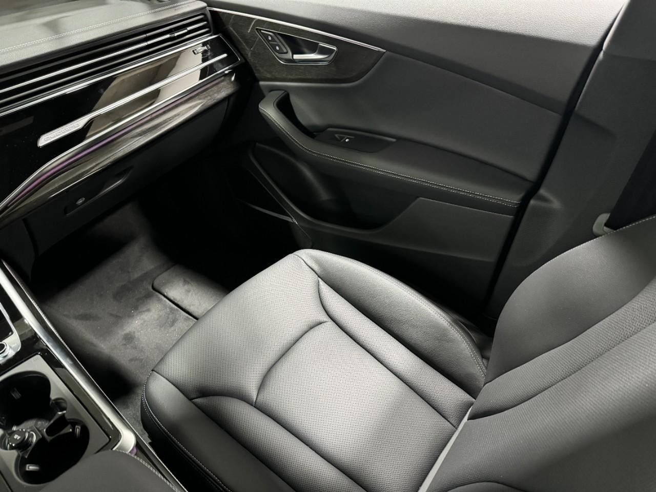 Audi Q8 Vehicle Full-screen Gallery Image 18