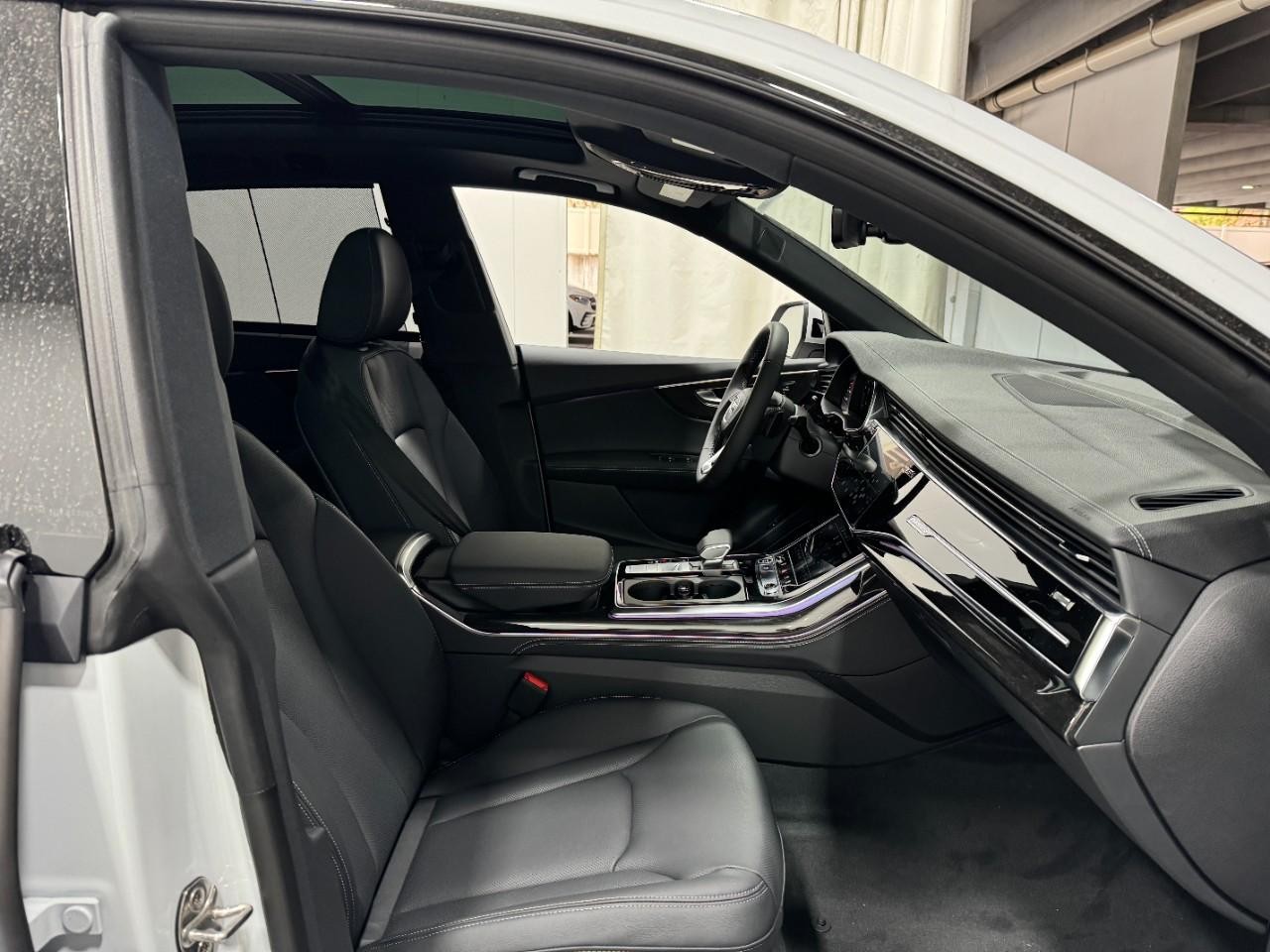 Audi Q8 Vehicle Full-screen Gallery Image 19