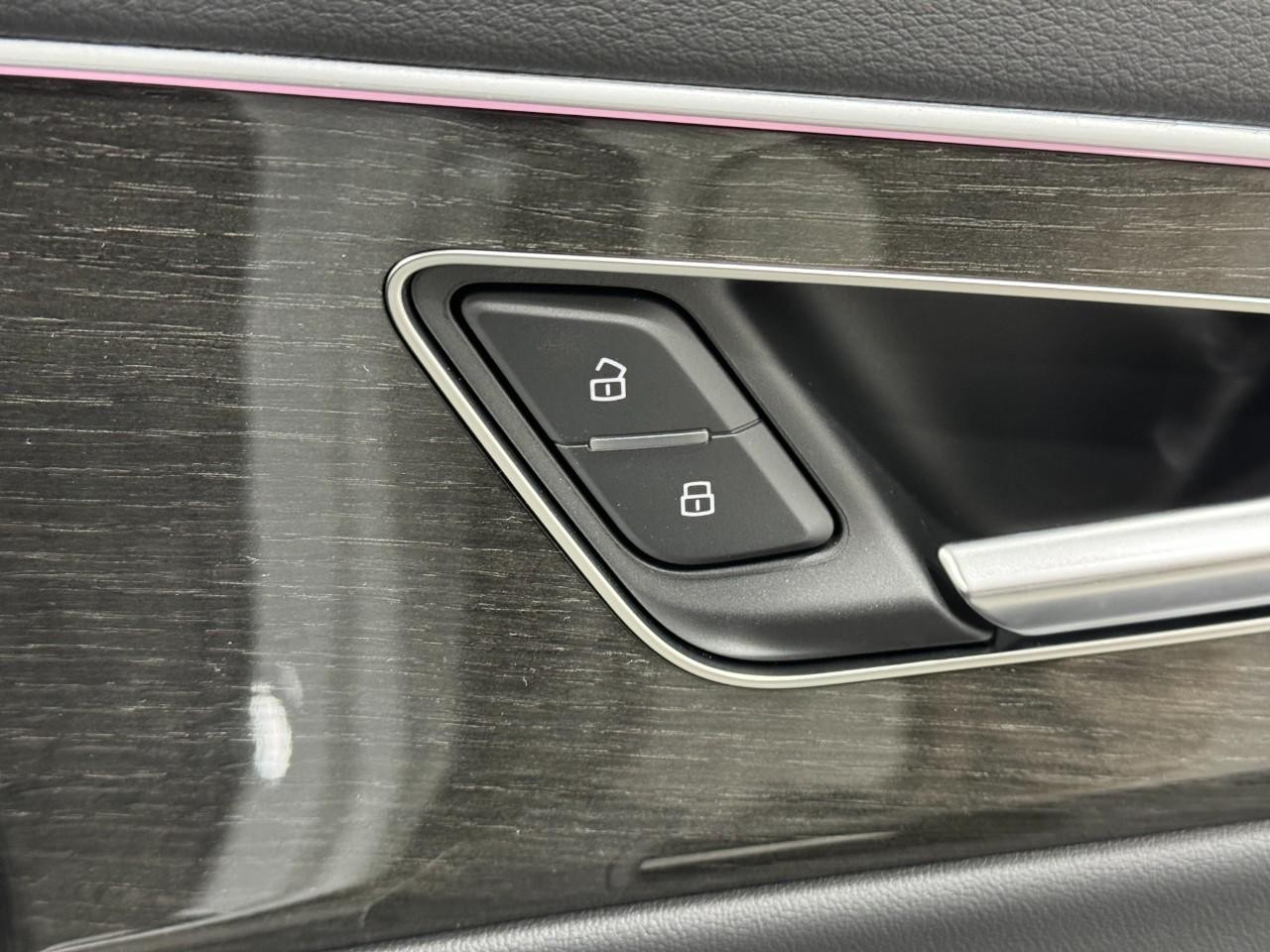 Audi Q8 Vehicle Full-screen Gallery Image 22