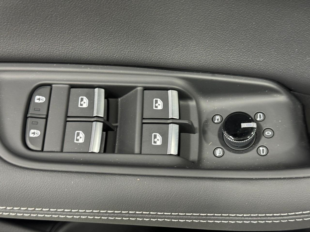 Audi Q8 Vehicle Full-screen Gallery Image 25