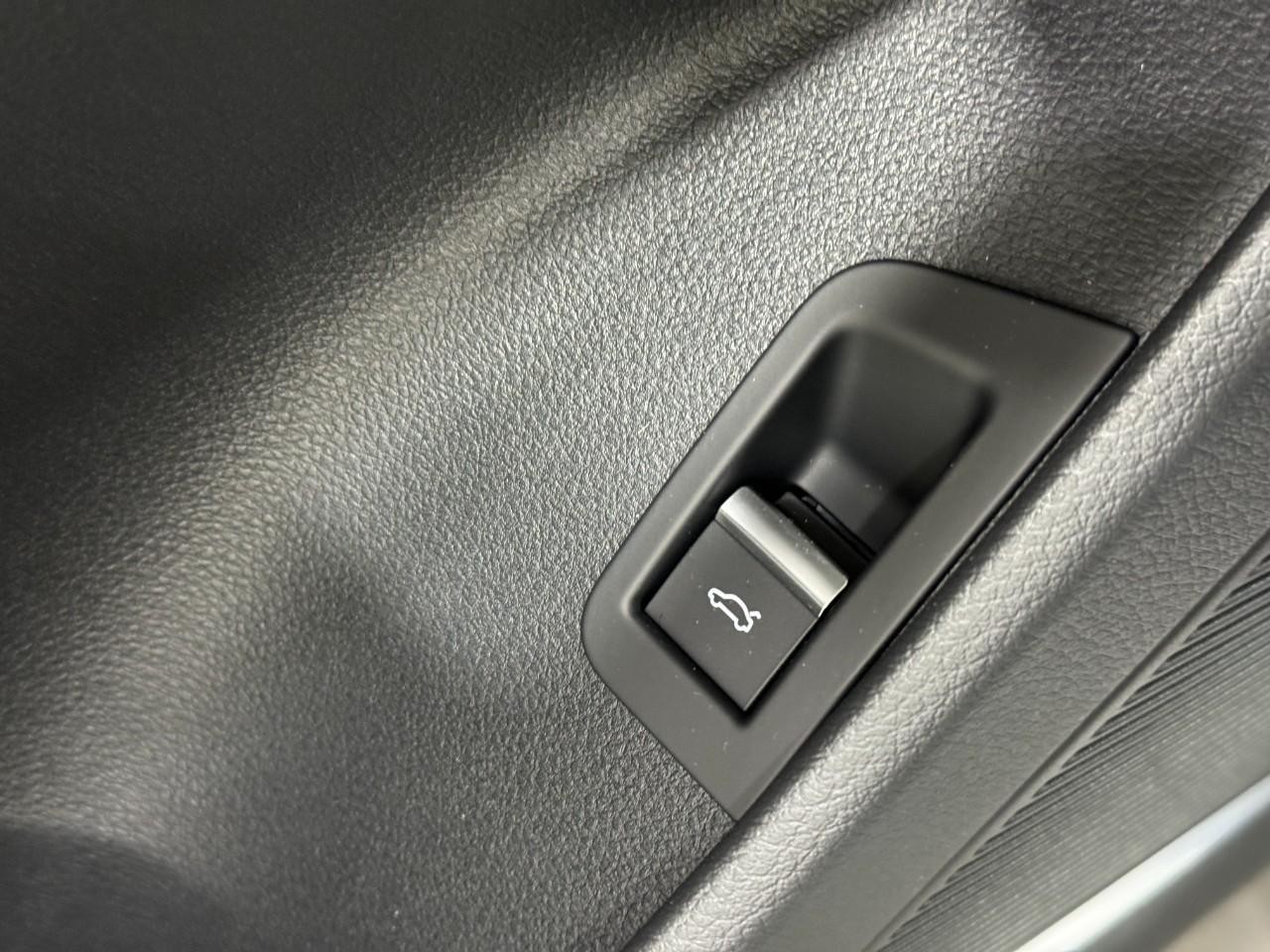 Audi Q8 Vehicle Full-screen Gallery Image 26