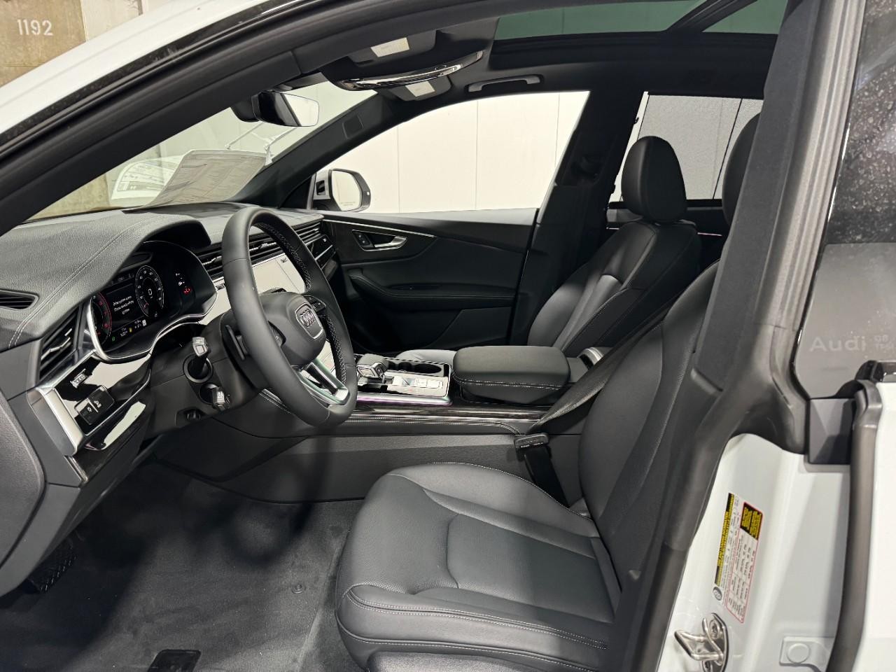 Audi Q8 Vehicle Full-screen Gallery Image 28