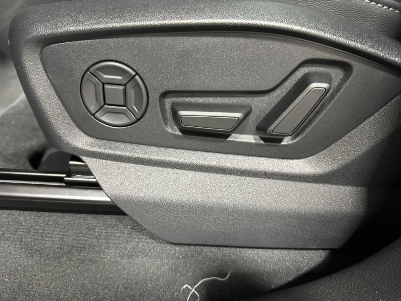 Audi Q8 Vehicle Full-screen Gallery Image 30