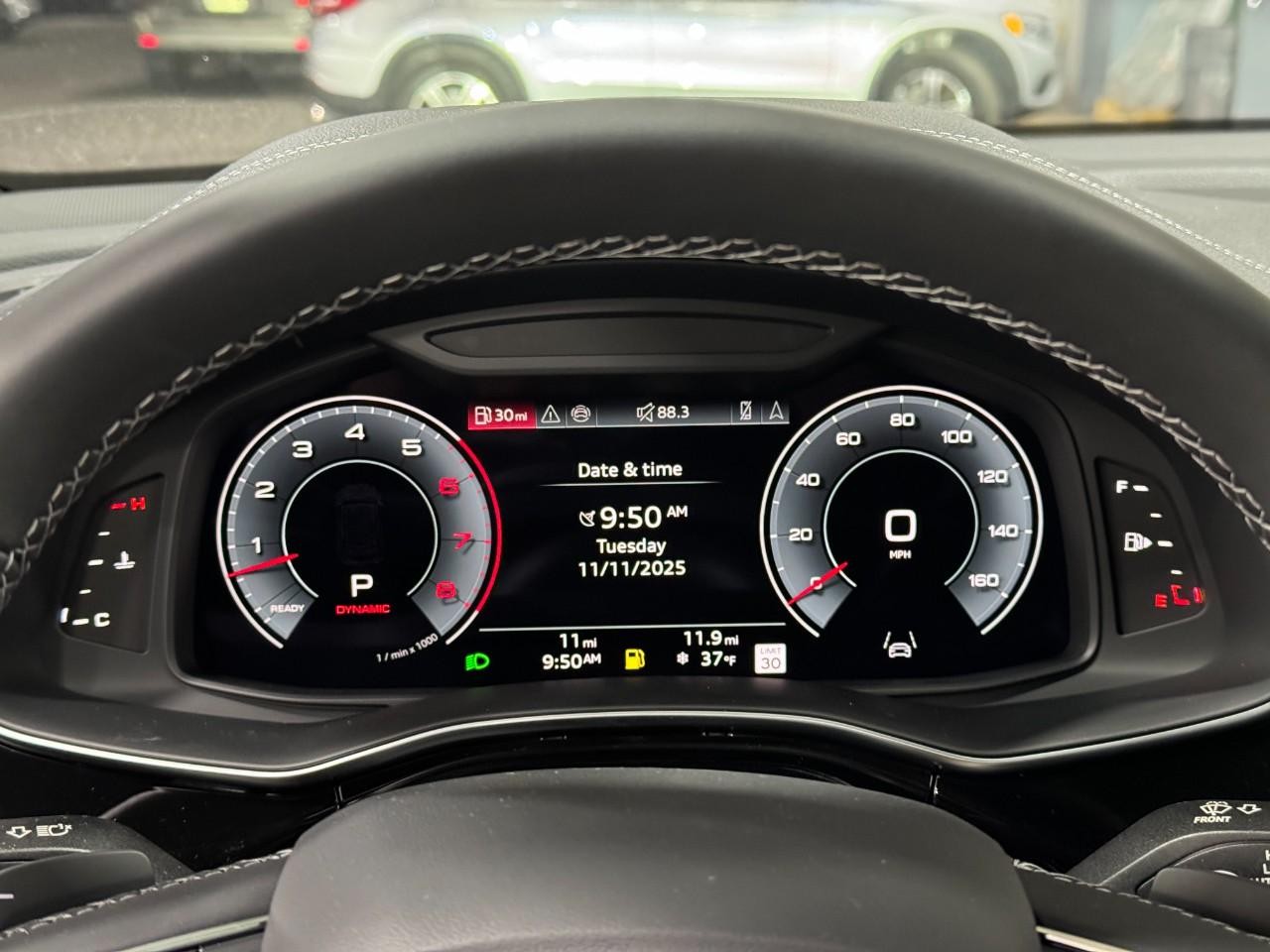 Audi Q8 Vehicle Full-screen Gallery Image 35