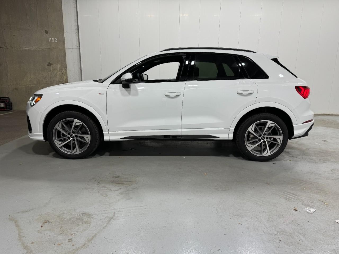 Audi Q3 Vehicle Full-screen Gallery Image 2