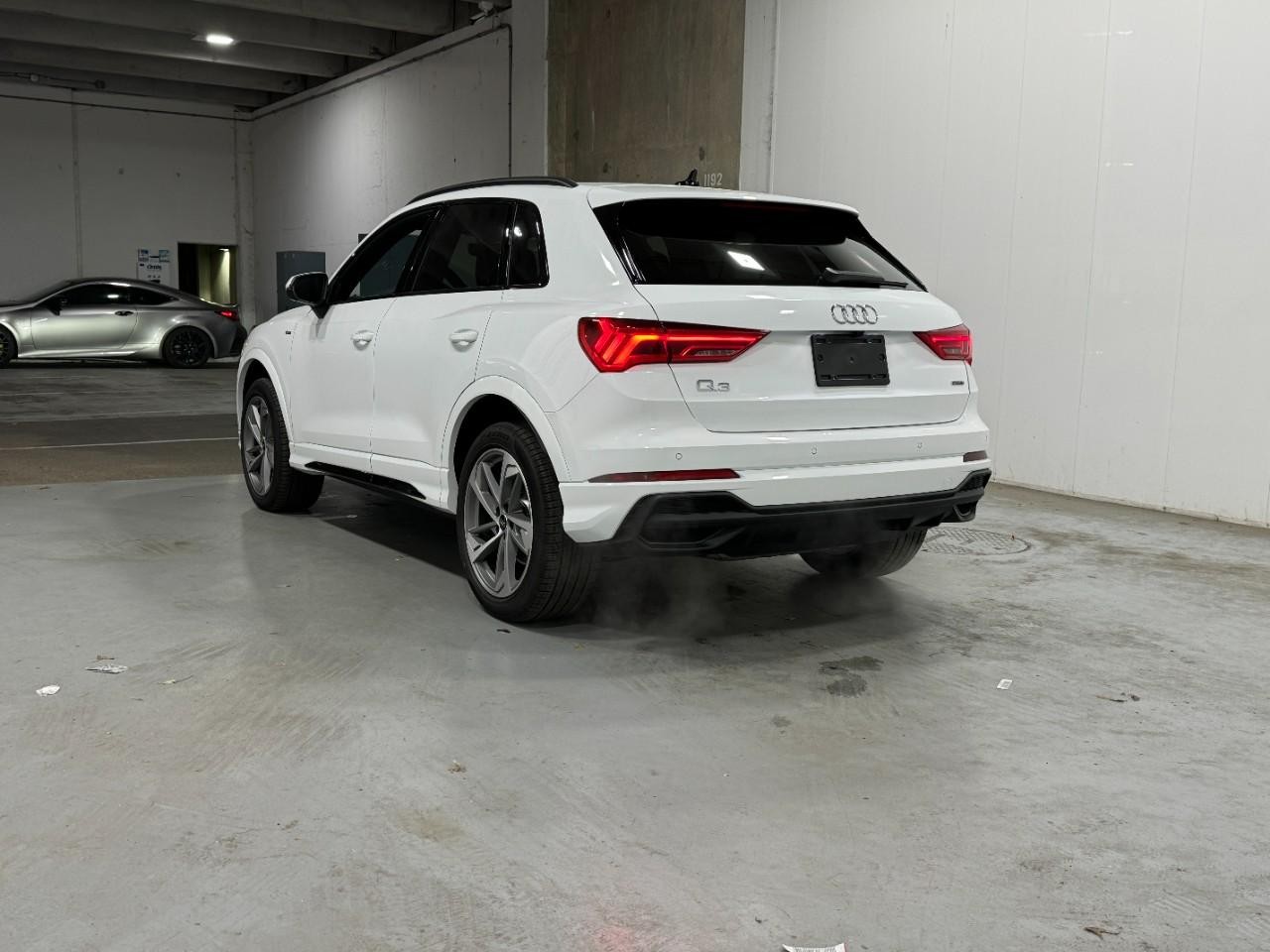 Audi Q3 Vehicle Full-screen Gallery Image 3