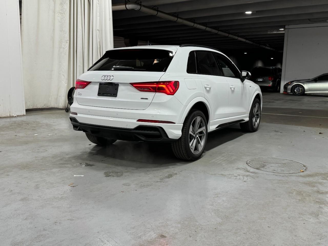 Audi Q3 Vehicle Full-screen Gallery Image 4
