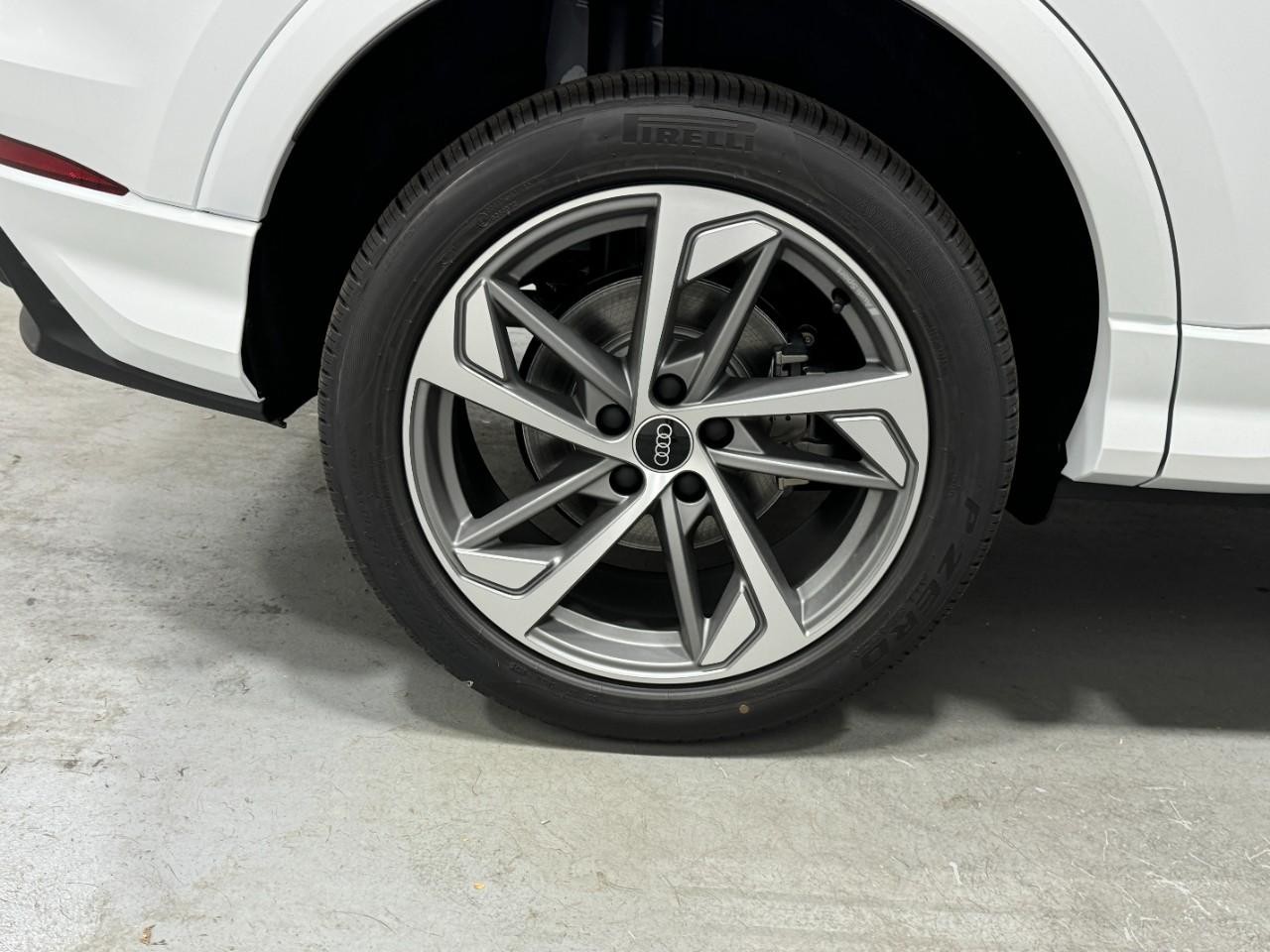 Audi Q3 Vehicle Full-screen Gallery Image 5