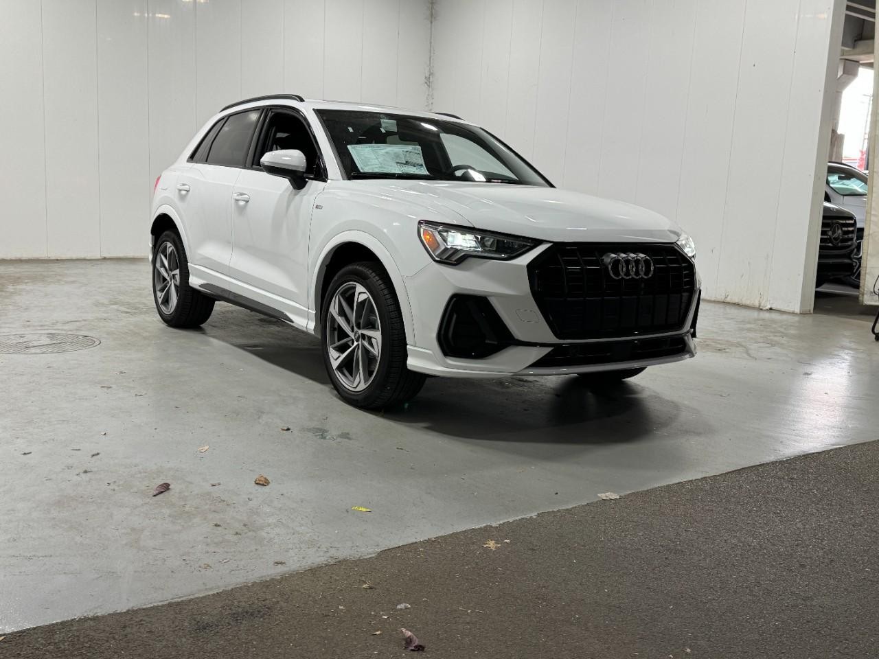 Audi Q3 Vehicle Full-screen Gallery Image 6