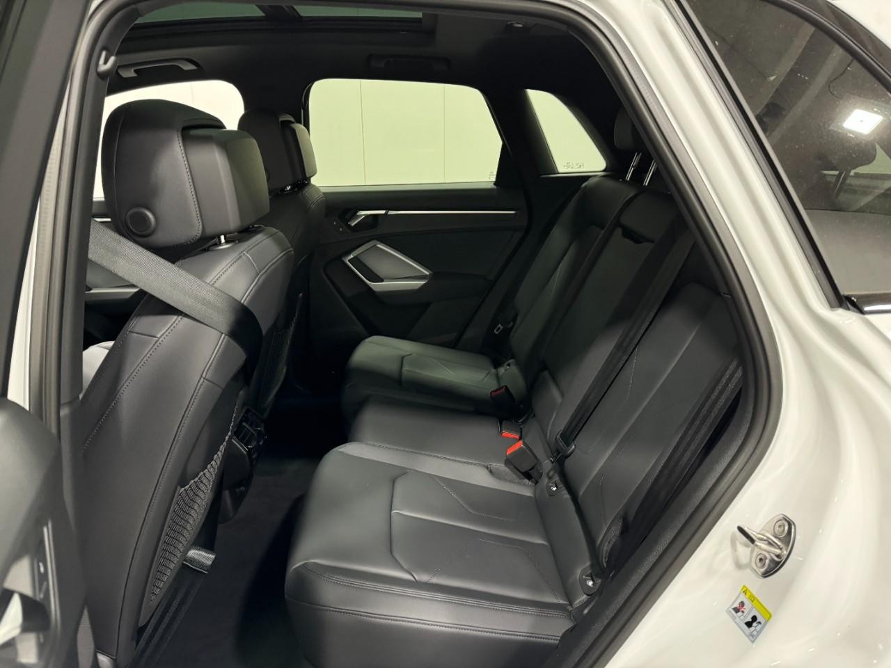 Audi Q3 Vehicle Full-screen Gallery Image 8