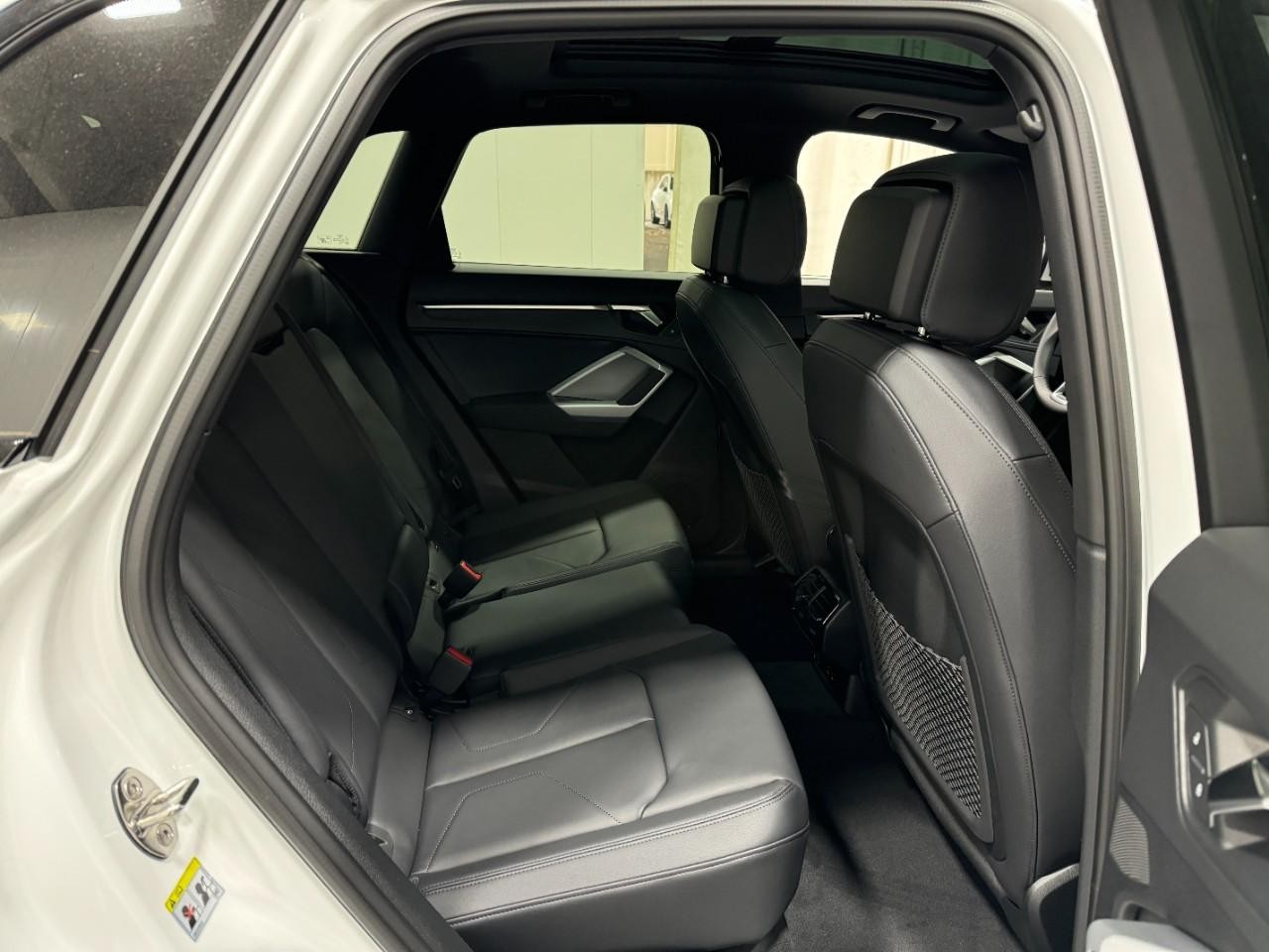 Audi Q3 Vehicle Full-screen Gallery Image 10