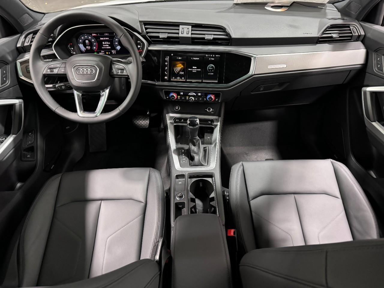 Audi Q3 Vehicle Full-screen Gallery Image 12