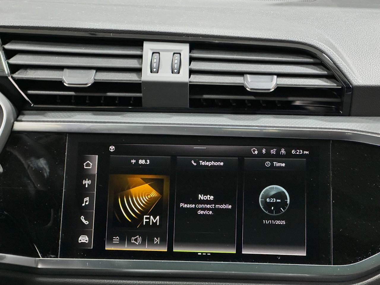 Audi Q3 Vehicle Full-screen Gallery Image 14