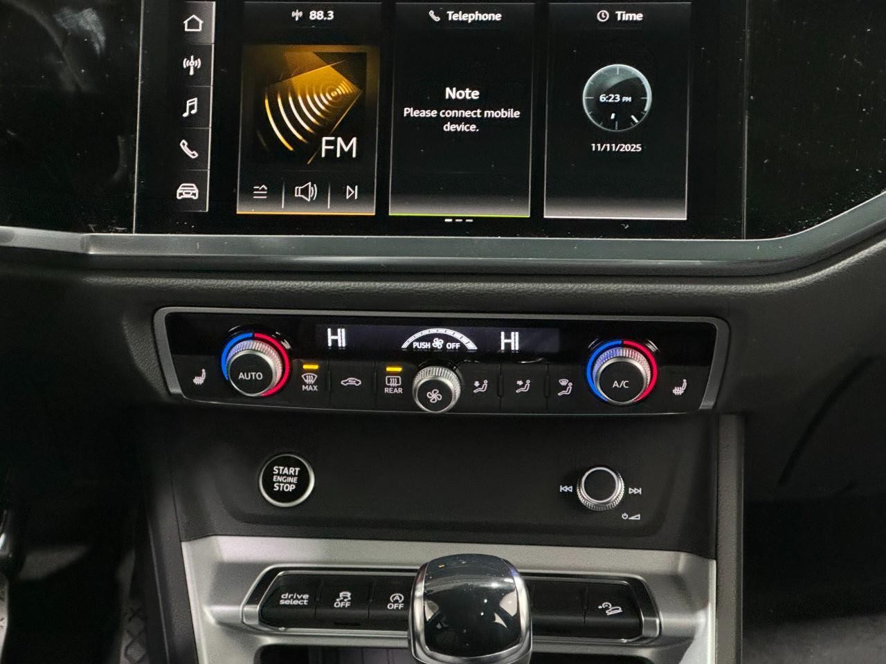 Audi Q3 Vehicle Full-screen Gallery Image 15