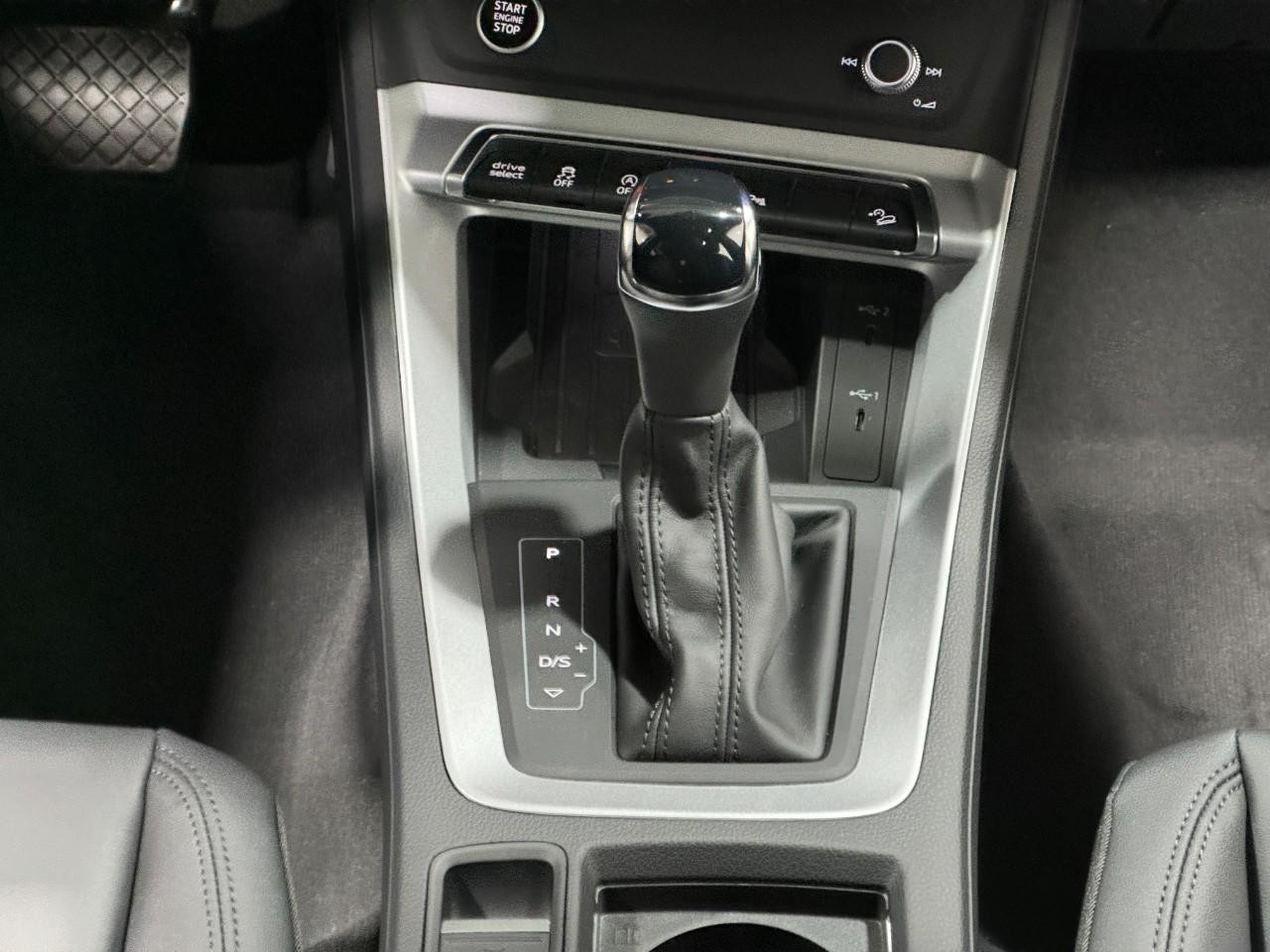 Audi Q3 Vehicle Full-screen Gallery Image 16