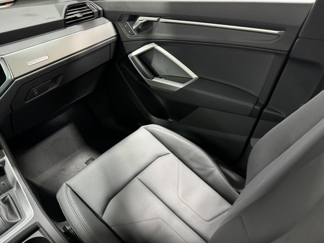 Audi Q3 Vehicle Full-screen Gallery Image 17