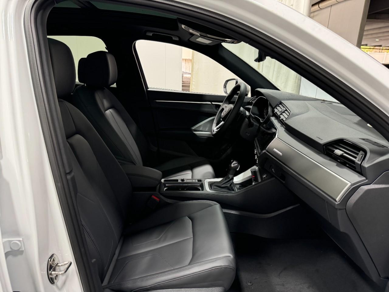 Audi Q3 Vehicle Full-screen Gallery Image 18